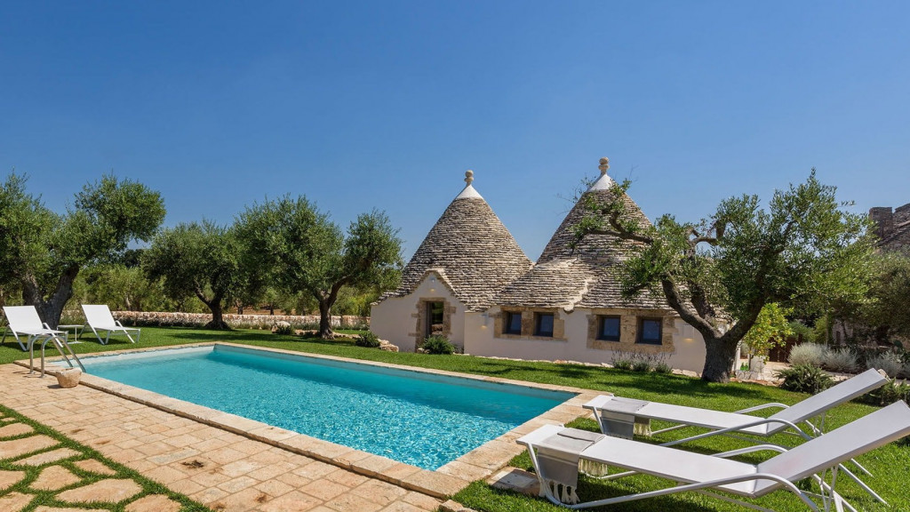 Trullo with pool for luxury holidays in Puglia